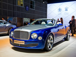 Blue car showroom people woman 2 - a blue car free wallpaper