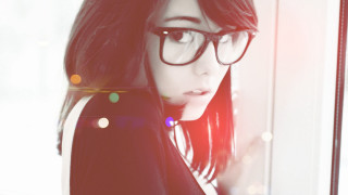 Woman glasses reflection mirror blurry - glass free wallpaper