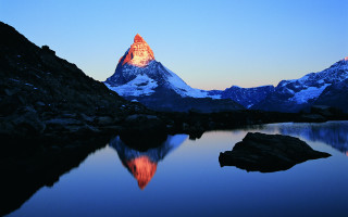Mountain reflection water background red - christo free wallpaper