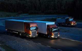 Semi trucks night road headlights - diffuse free wallpaper