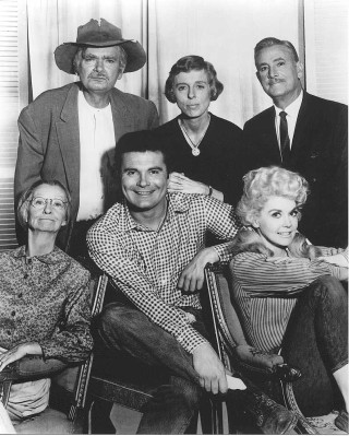 Black white family photo living - dorothy hood free wallpaper