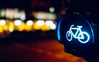 Traffic light bicycle symbol nighttime - viennese actionism free wallpaper