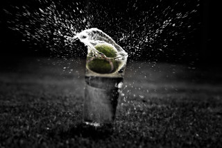 Green apple glass water black - a green apple free wallpaper