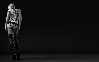 Woman dress boots dark room - noir free wallpaper