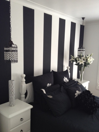 Black white bedroom striped wall - striped free wallpaper