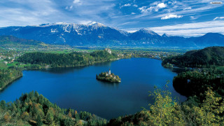 Lake island castle mountains trees - bela čikoš sesija free wallpaper