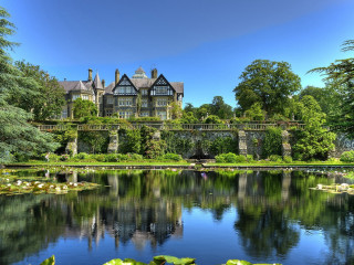 Large house pond bridge background - a bridge over free wallpaper