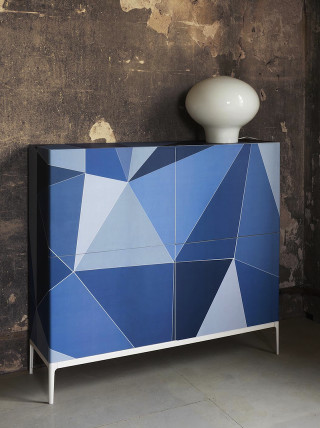 Blue cabinet white vase peeling - paint free wallpaper