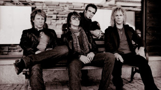 Group bench black white photo - a brick wall behind them free wallpaper