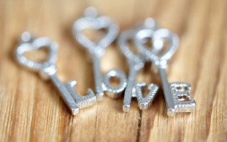 Scissors wooden table love close - evert collier free wallpaper