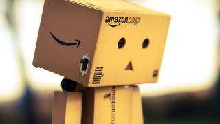 Yellow amazon box smiling face - a face free wallpaper