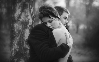 Man woman hugging woods tree 3 - a man and woman free wallpaper for desktop