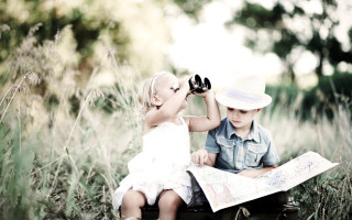Little boy girl sitting suitcase - little free wallpaper