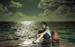 Woman dock water hat frisbee - a dock free wallpaper