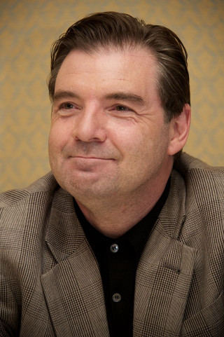 Man suit black shirt smiling - a smile free wallpaper