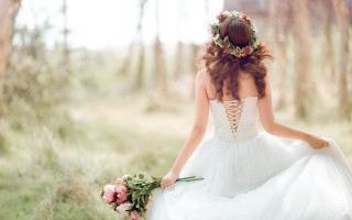 Woman white dress bouquet flowers 2 - a white dress holding free wallpaper
