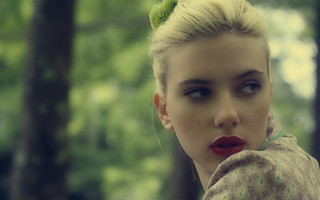 Woman green headband red lip - a red lip free wallpaper