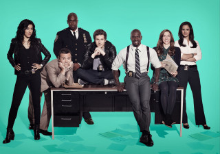 Group people posing desk green - a group of people free wallpaper for desktop