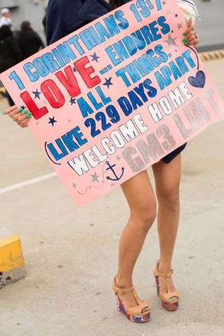 Woman holding sign says love - american romanticism free wallpaper