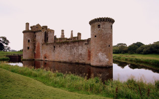 Castle moat bridge river field - grass and trees free wallpaper