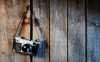 Camera hanging wooden wall chain - photographic free wallpaper
