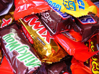 Candy bars assorted pile red - decadent free wallpaper
