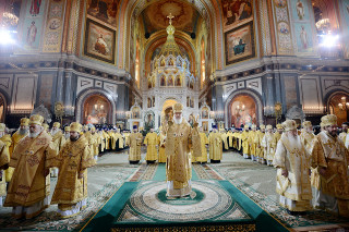 Large group yellow robes church - a large group of people free wallpaper