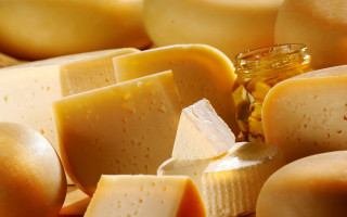 Cheese pile honey jar slices - food photography free wallpaper