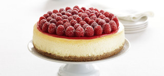 Cake raspberries top plate table - a cake free wallpaper