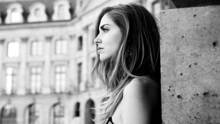 Woman leaning wall black white - a woman leaning against a wall free wallpaper