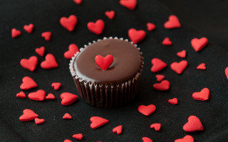 Chocolate cupcake heart confetti red - evaline ness free wallpaper