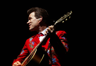 Man red shirt guitar microphone - hand free wallpaper