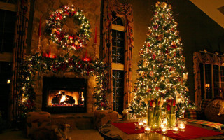 Christmas livingroom fireplace tree wreath - candle free wallpaper