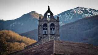 Church tower clock mountains snow - cagnaccio di san pietro free wallpaper