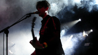 Man singing microphone stage smoke - a silk screen free wallpaper