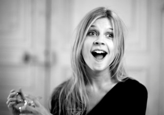 Woman holding wine glass laughing - white wall free wallpaper
