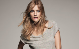 Woman longhair grayshirt pose blondelook - neutral free wallpaper