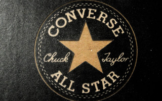 Converse star logo black white - a black surface free wallpaper