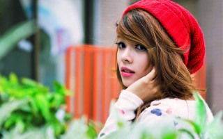 Woman red hat looking distance - a red hat free wallpaper