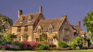Large house many windows beautiful - free architecture wallpaper