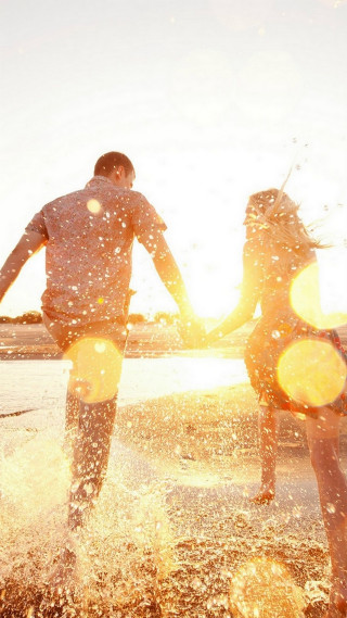 Couple people standing water frisbee - the water together free wallpaper