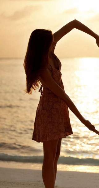Woman beach frisbee man holding - eszter mattioni free wallpaper
