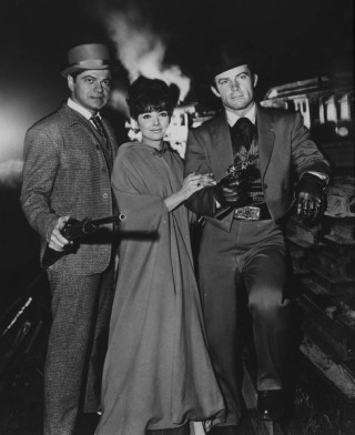 Man women train night smoke - a train free wallpaper