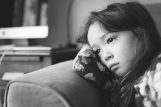 Little girl couch arm back - canon 5 0 mm free wallpaper