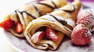 Crepe strawberries plate dessert delicious - a strawberry free wallpaper