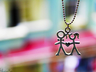 Couple holding hands chain necklace - romanticism free wallpaper