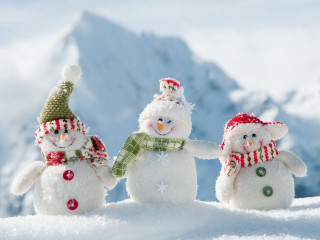 Three snowmen standing in snow - the snow free wallpaper for desktop