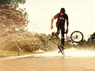 Man bike tricks water hoses - the water free wallpaper