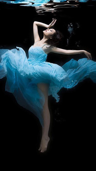Woman blue dress floating water - a blue dress free wallpaper