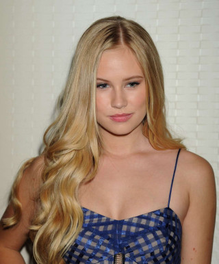 Evelyn blonde blue checkered portrait - free portrait wallpaper
